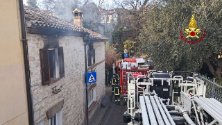 Osimo - Fiamme in casa, in azione i vigili del fuoco